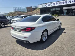 2022 BMW 5-Series 520i Luxury — фото 3