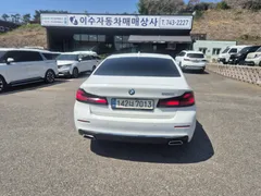 2022 BMW 5-Series 520i Luxury — фото 4