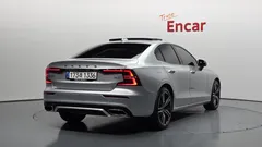 2022 Volvo S60 B5 R-Design, серо-серебристый — фото 2