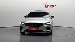 2022 Volvo S60 B5 R-Design, серо-серебристый — фото 3