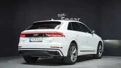 2022 Audi Q8 55 TFSI Quattro Premium, белый — фото 2