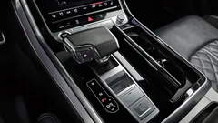 2022 Audi Q8 55 TFSI Quattro Premium, белый — фото 9