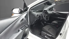 2021 Toyota Prius 1.8, белый — фото 11