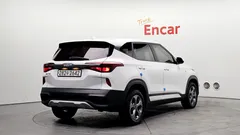 2022 Kia Seltos Gasoline 1.6 Turbo 2WD, белый — фото 2