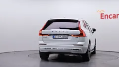 2022 Volvo XC60 B6 Inscirtion, белый — фото 4