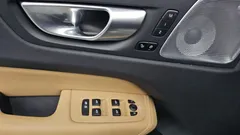 2022 Volvo XC60 B6 Inscirtion, белый — фото 19