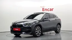 2021 BMW X2 (F39) xDrive20i Advantage, серый — фото 1