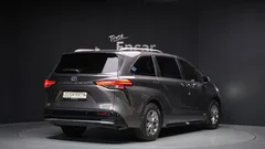 2021 Toyota Sienna 2.5 Hybrid AWD, серый — фото 2
