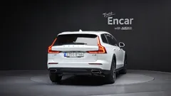 2021 Volvo V60 B5 Pro AWD, белый — фото 4