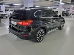 2022 BMW X1 xDrive 20i xLine, чёрный — фото 3