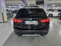 2022 BMW X1 xDrive 20i xLine, чёрный — фото 4