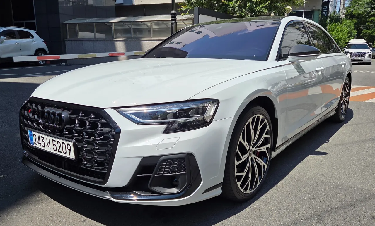 2023 Audi S8 4.0 TFSI Quattro LWB