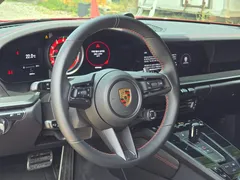 2023 Porsche 911 Carrera 4 GTS, красный — фото 15