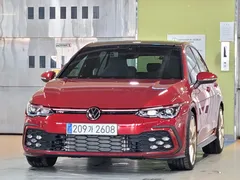 2023 Volkswagen Golf 2.0 GTI, красный — фото 1