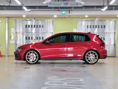 2023 Volkswagen Golf 2.0 GTI, красный — фото 2