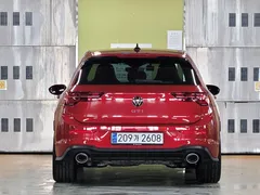 2023 Volkswagen Golf 2.0 GTI, красный — фото 4