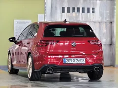 2023 Volkswagen Golf 2.0 GTI, красный — фото 5