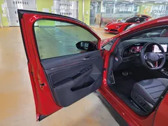 2023 Volkswagen Golf 2.0 GTI, красный — фото 9