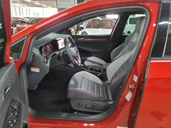 2023 Volkswagen Golf 2.0 GTI, красный — фото 10