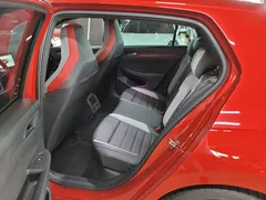 2023 Volkswagen Golf 2.0 GTI, красный — фото 15