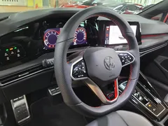 2023 Volkswagen Golf 2.0 GTI, красный — фото 16
