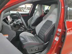 2023 Volkswagen Golf 2.0 GTI, красный — фото 19