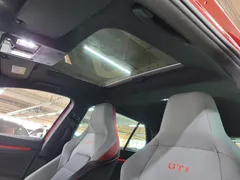 2023 Volkswagen Golf 2.0 GTI, красный — фото 20