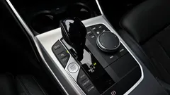 2022 BMW 3-Series 320i M Sport, белый — фото 9