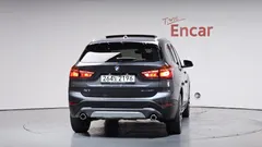 2022 BMW X1 xDrive 20i xLine, серый — фото 4