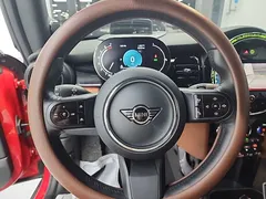 2022 Mini Cooper Convertible Classic Launch Pack, красный — фото 9