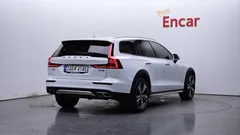 2021 Volvo V60 B5 Pro AWD, белый — фото 2