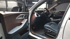 2023 BMW XM 4.4, белый — фото 10