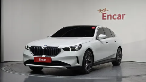 2024 BMW 5-Series 520i