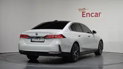 2024 BMW 5-Series 520i, белый — фото 2