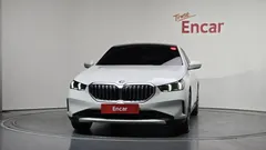 2024 BMW 5-Series 520i, белый — фото 3