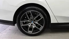 2024 BMW 5-Series 520i, белый — фото 5