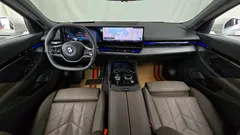 2024 BMW 5-Series 520i, белый — фото 7