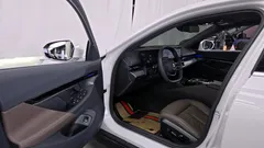 2024 BMW 5-Series 520i, белый — фото 10