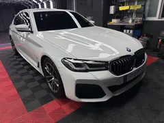 2023 BMW 5-Series 520i M Sport, белый — фото 2