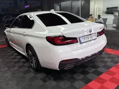2023 BMW 5-Series 520i M Sport, белый — фото 5