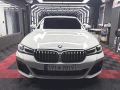2023 BMW 5-Series 520i M Sport, белый — фото 11