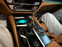 2023 BMW 5-Series 520i M Sport, белый — фото 18