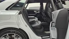 2023 Audi Q8 50 TDI Quattro Premium, белый — фото 11