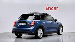 2022 Mini Cooper 5-Door Classic Plus — фото 2