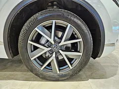 2023 Volkswagen Touareg 3.0 TDI Prestige, белый — фото 5