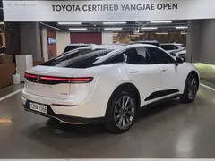 2023 Toyota Crown 2.5 4WD Hybrid, белый — фото 2