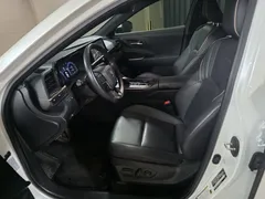 2023 Toyota Crown 2.5 4WD Hybrid, белый — фото 14