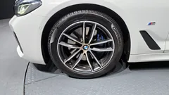 2023 BMW 5-Series 520i M Sport, белый — фото 5