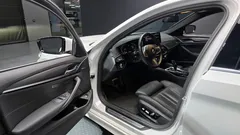 2023 BMW 5-Series 520i M Sport, белый — фото 10