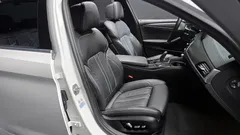 2023 BMW 5-Series 520i M Sport, белый — фото 12